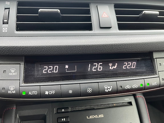 Lexus CT200h 24 of 30