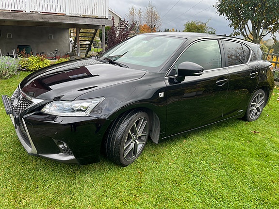 Lexus CT200h 2 of 30
