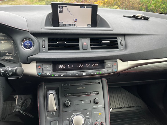 Lexus CT200h 26 of 30