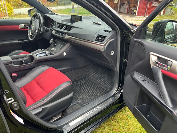 Lexus CT200h 12 of 30