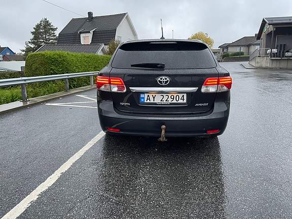 Toyota Avensis 2 of 8