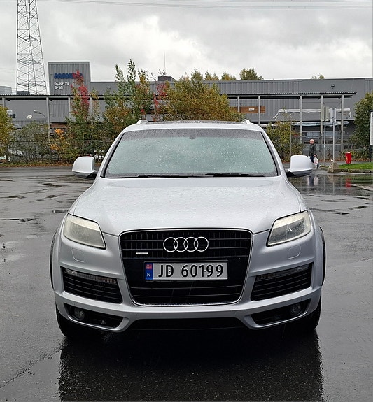 Audi Q7 2 of 23