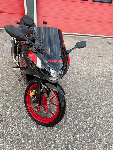 Suzuki GSX-R 125 3 of 9