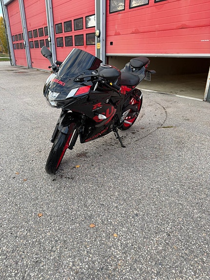Suzuki GSX-R 125 2 of 9