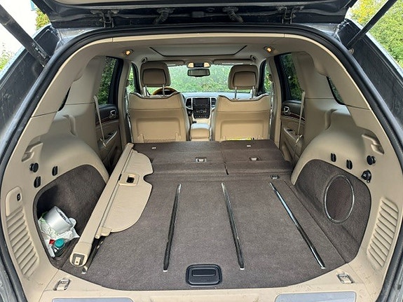 Jeep Grand Cherokee 13 of 16