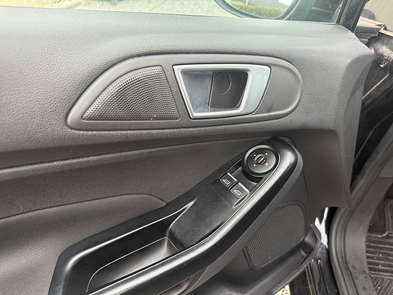Ford Fiesta 8 of 17