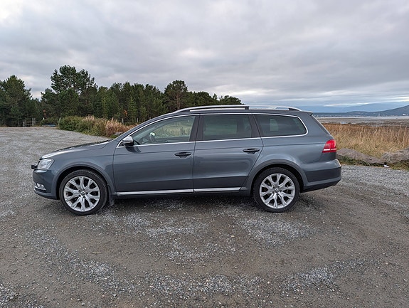 Volkswagen Passat 2 of 22