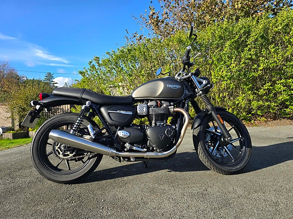 Triumph Street Twin 2 of 8