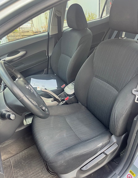 Toyota Auris 2 of 3