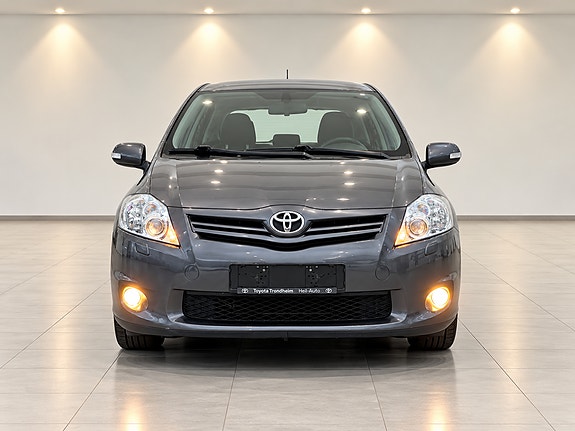 Toyota Auris 2 of 12