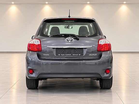 Toyota Auris 7 of 12