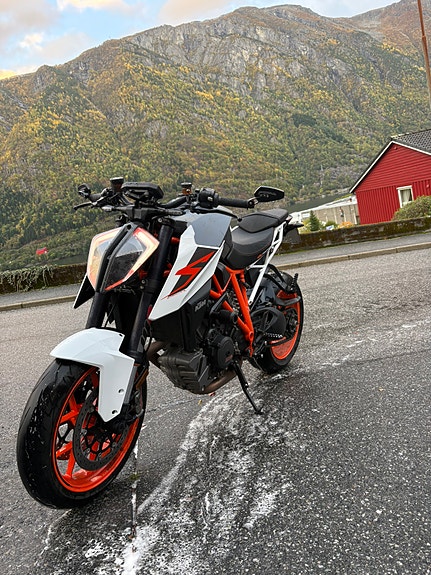 KTM 1290 Super Duke R 2 of 17