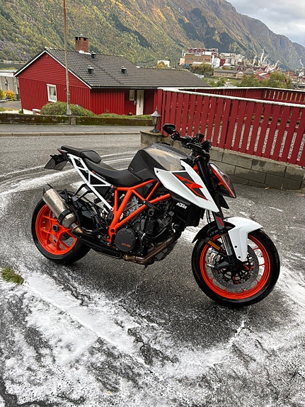 KTM 1290 Super Duke R 15 of 17
