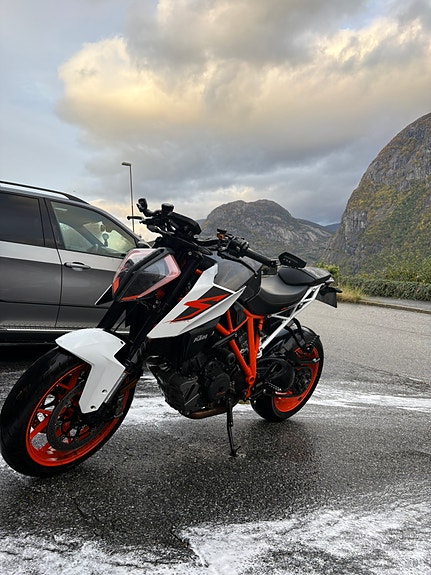 KTM 1290 Super Duke R 9 of 17