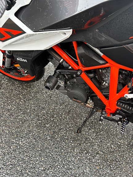 KTM 1290 Super Duke R 4 of 17