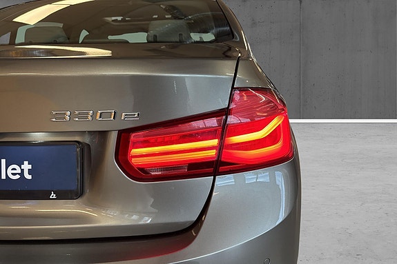 BMW 330e 24 of 27