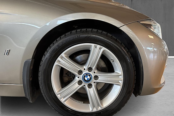 BMW 330e 25 of 27