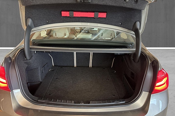 BMW 330e 17 of 27