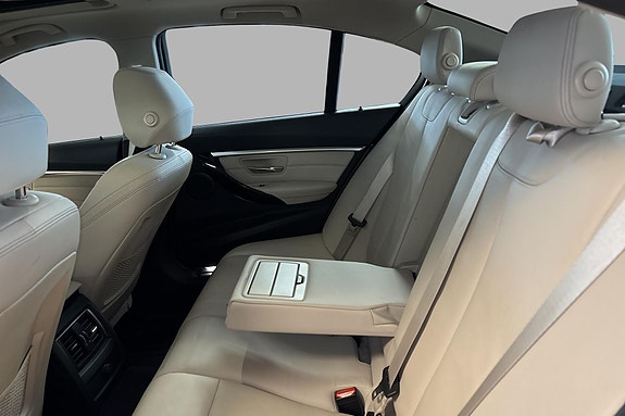 BMW 330e 15 of 27