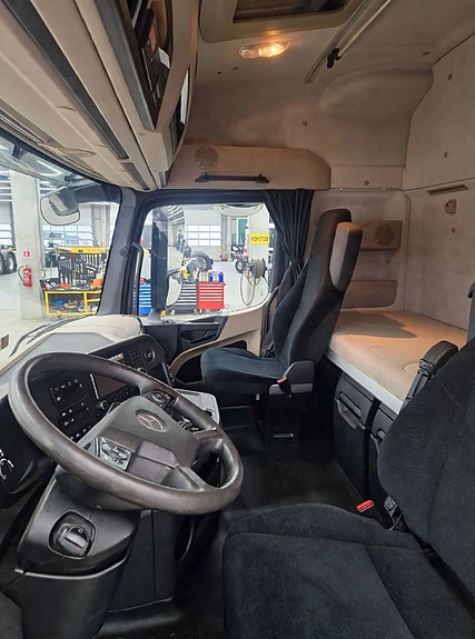 Mercedes-Benz Arocs 8 of 10