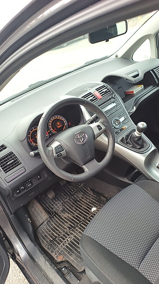 Toyota Auris 8 of 30