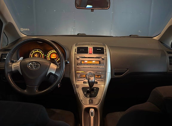 Toyota Auris 7 of 12