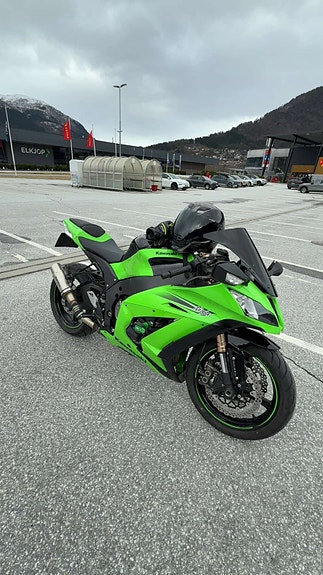 Kawasaki Ninja ZX-10R 4 of 9