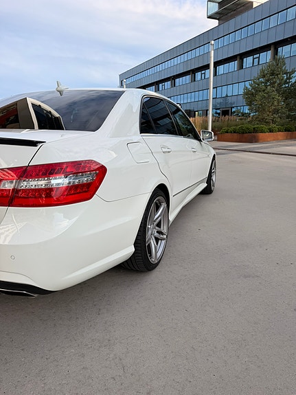 Mercedes-Benz E500 8 of 22