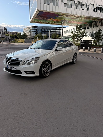 Mercedes-Benz E500 4 of 22