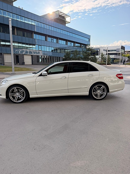 Mercedes-Benz E500 9 of 22