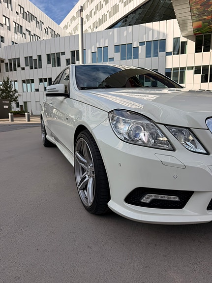 Mercedes-Benz E500 2 of 22