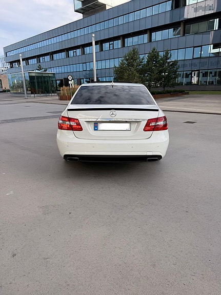 Mercedes-Benz E500 6 of 22
