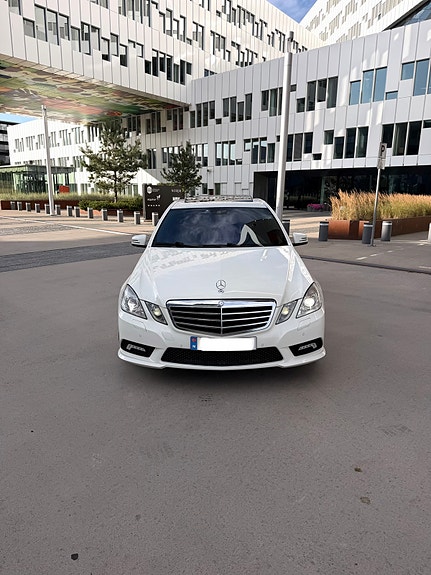 Mercedes-Benz E500 3 of 22