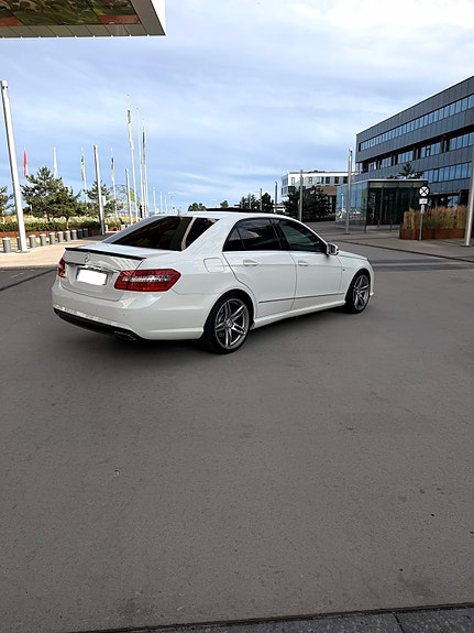 Mercedes-Benz E500 7 of 22