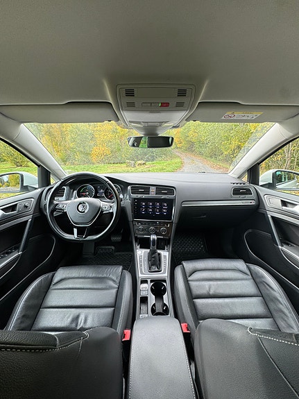 Volkswagen e-Golf VII 9 of 14