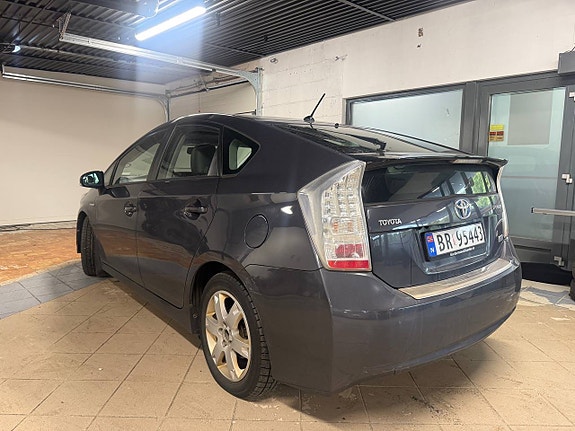 Toyota Prius 3 of 26