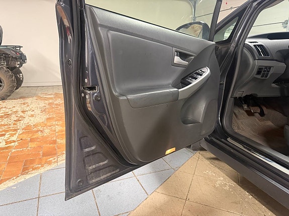 Toyota Prius 11 of 26