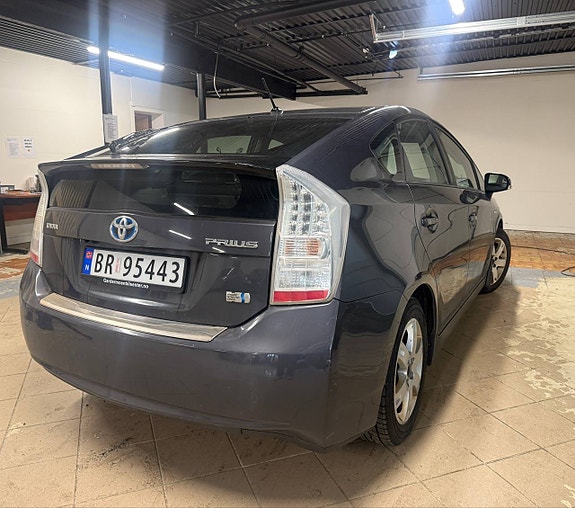 Toyota Prius 5 of 26