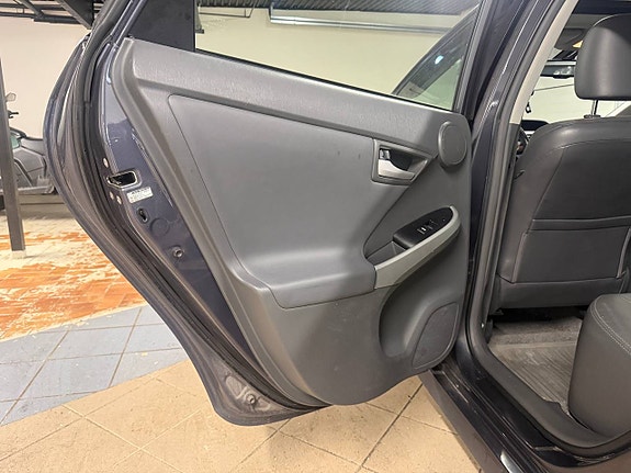 Toyota Prius 8 of 26