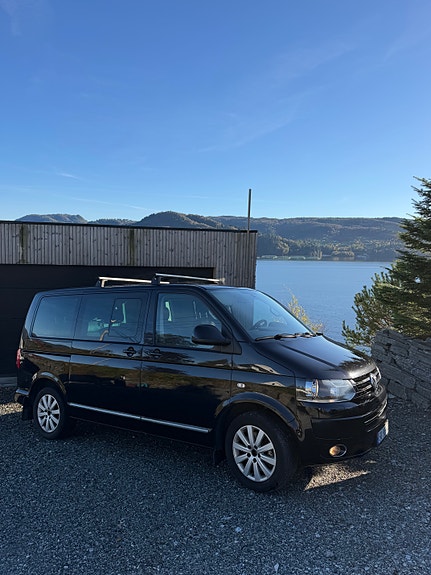 Volkswagen Multivan 2 of 23