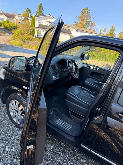 Volkswagen Multivan 18 of 23