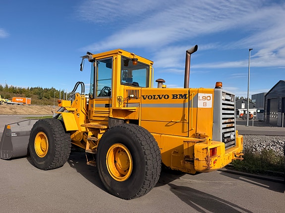 Volvo L90B 2 of 13