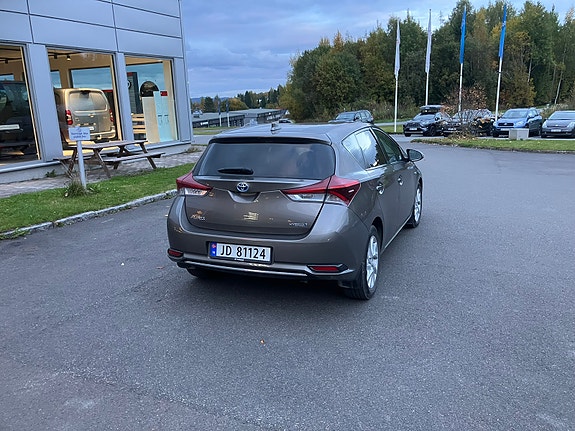 Toyota Auris 7 of 13