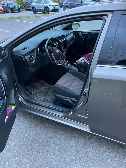 Toyota Auris 10 of 13