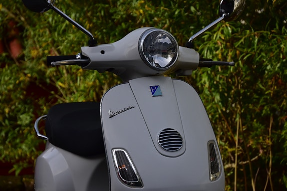 Vespa LX 50 2 of 8