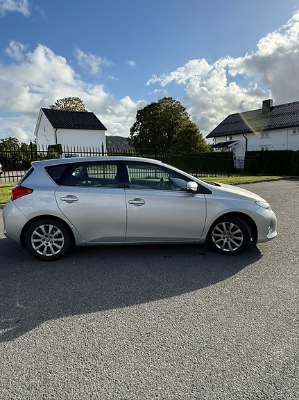 Toyota Auris 3 of 27