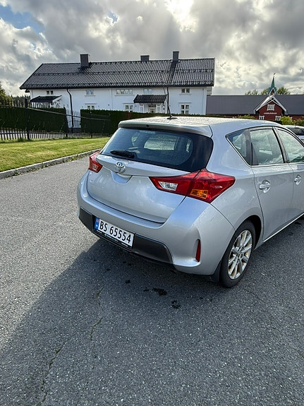Toyota Auris 7 of 27