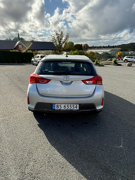 Toyota Auris 4 of 27