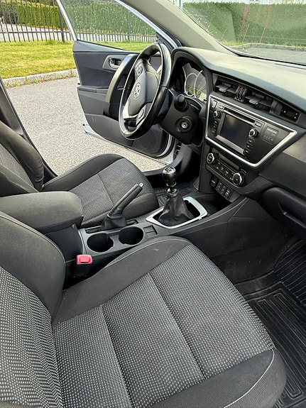 Toyota Auris 13 of 27