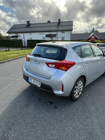 Toyota Auris 5 of 27